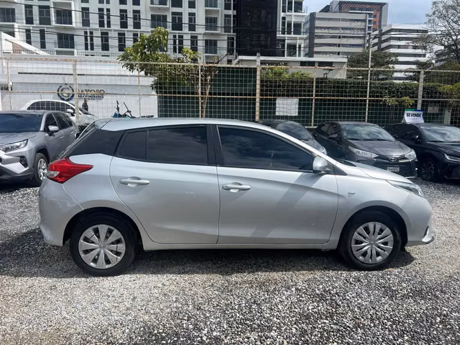 VENDO TOYOTA YARIS HATCHBACK 2023 DE AGENCIA