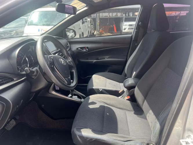 VENDO TOYOTA YARIS HATCHBACK 2023 DE AGENCIA