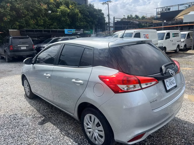 VENDO TOYOTA YARIS HATCHBACK 2023 DE AGENCIA
