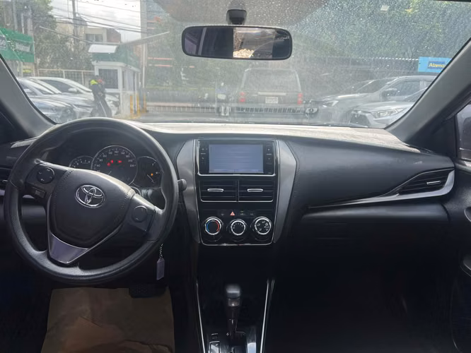 VENDO TOYOTA YARIS HATCHBACK 2023 DE AGENCIA