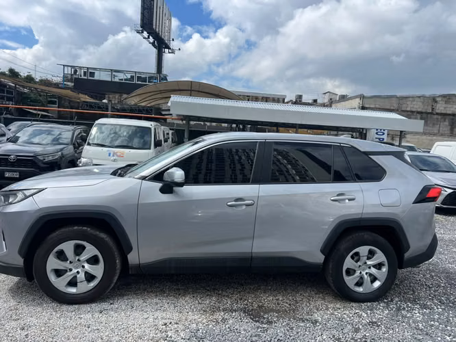 VENDO TOYOTA RAV4 2023 4X4 DE AGENCIA 