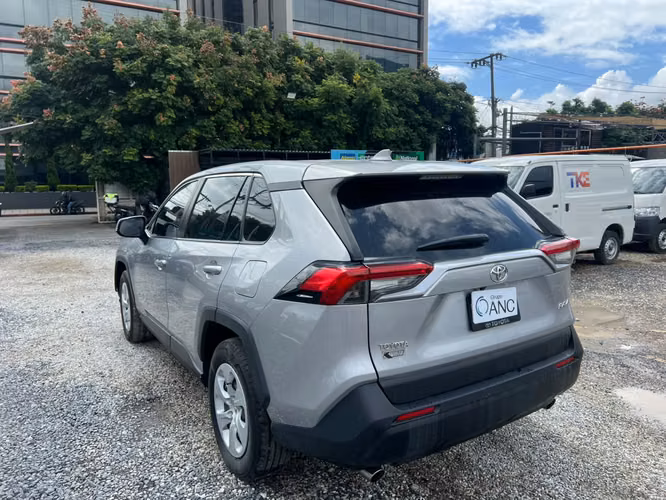 VENDO TOYOTA RAV4 2023 4X4 DE AGENCIA 