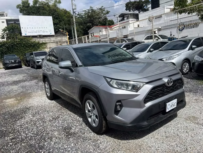 VENDO TOYOTA RAV4 2023 4X4 DE AGENCIA 