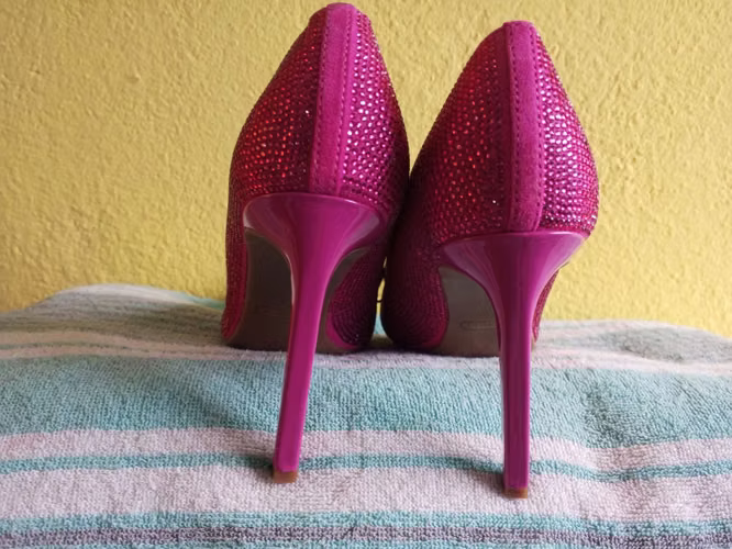 Tacones fucsia con piedras 