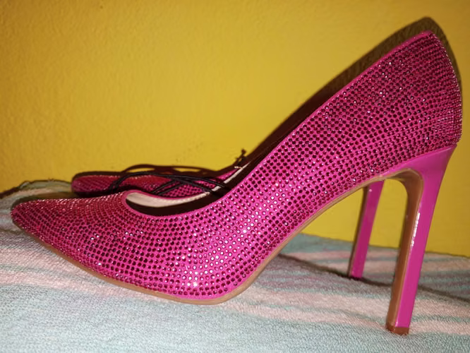 Tacones fucsia con piedras 