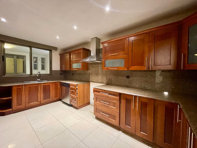 HERMOSA CASA EN VENTA EN EL PRADO ZONA 10 - Miniatura 3