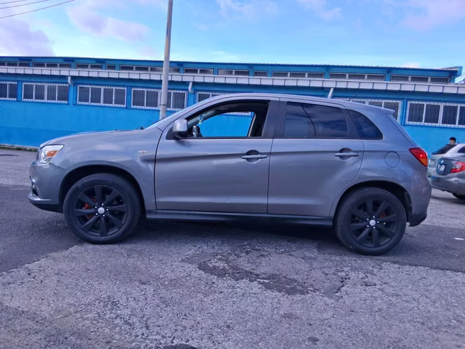 Linda Mitsubishi Outlander Sport 4x4 recién importada recibo vehiculo - Imagen 8