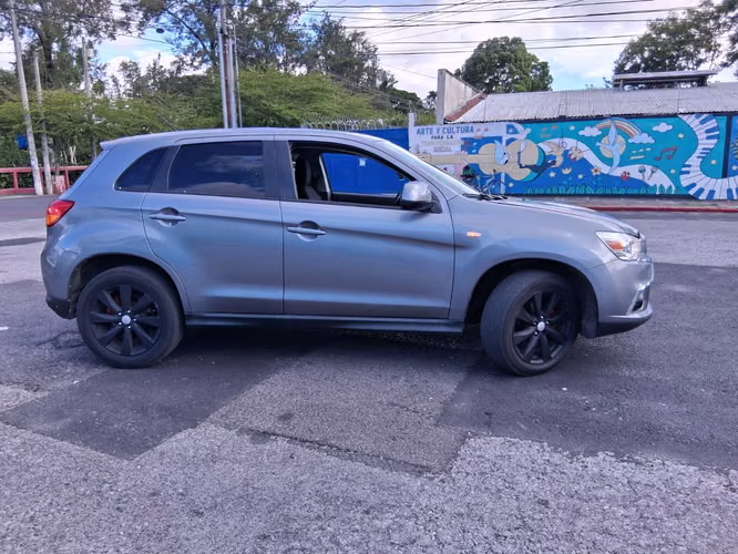 Linda Mitsubishi Outlander Sport 4x4 recién importada recibo vehiculo - Imagen 2