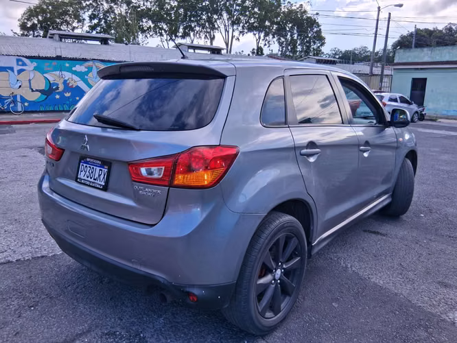 Linda Mitsubishi Outlander Sport 4x4 recién importada recibo vehiculo - Imagen 5
