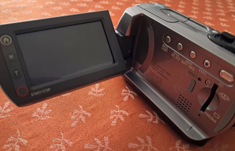 SONY HANDYCAM DCR-SR82 VINTAGE 60GB – KIT COMPLETO (Caja y Accesorios originales) - Imagen 3