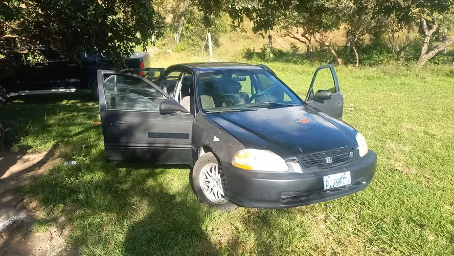 Vendo Honda EX, modelo 97, no quema aceite, le sirve el aire acondicionado. 