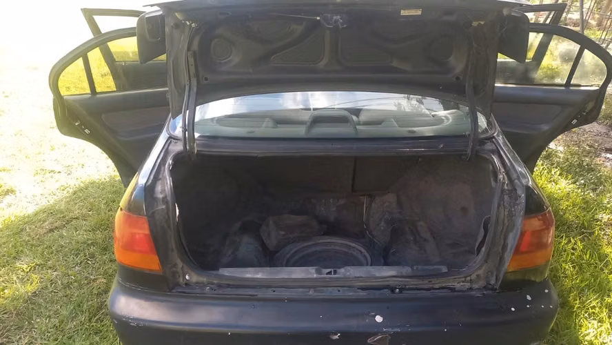 Vendo Honda EX, modelo 97, no quema aceite, le sirve el aire acondicionado. 