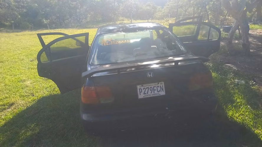 Vendo Honda EX, modelo 97, no quema aceite, le sirve el aire acondicionado. 
