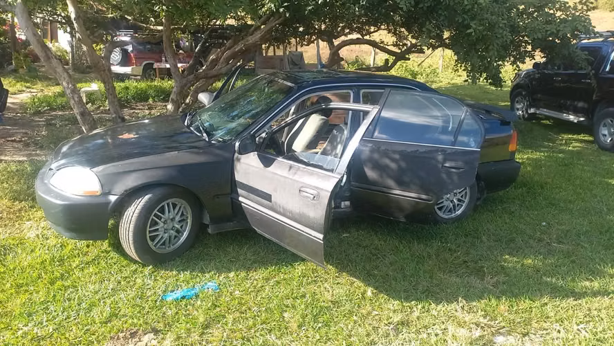 Vendo Honda EX, modelo 97, no quema aceite, le sirve el aire acondicionado. 