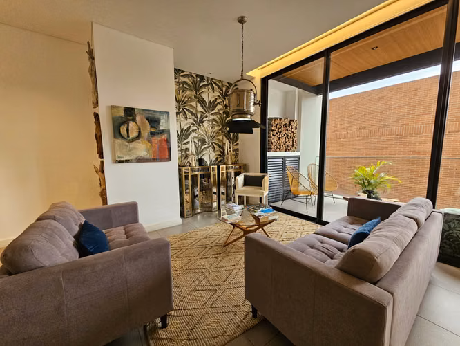 MODERNO APARTAMENTO AMUEBLADO EN MARANTA OAKLAND, ZONA 10 | TERRAZA - SALA FAMILIAR Y BODEGA | PV