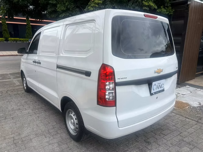 VENDO PANELES CHEVROLET N400 NITIDAS 2023 DE AGENCIA  - Imagen 4