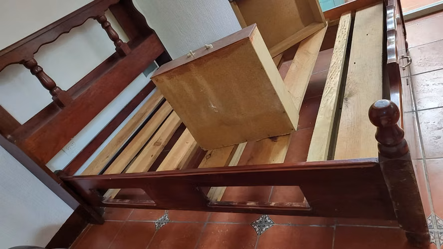 Vendo camastron de madera de cedro 