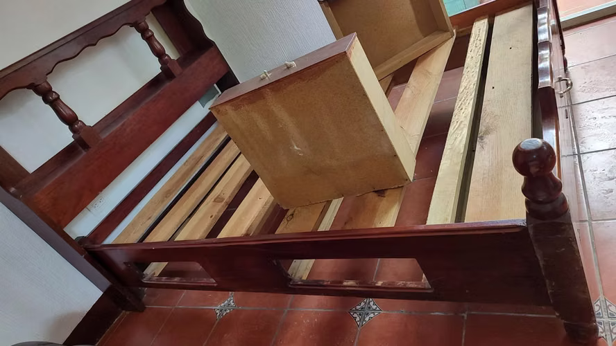 Vendo camastron de madera de cedro 