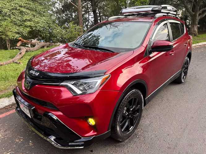 TOYOTA RAV4 LE mil millas reales, todas sus bolsas, recién ingresada.