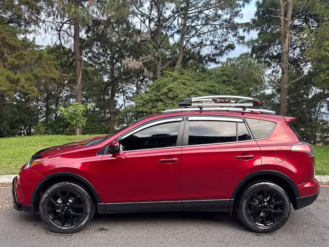 TOYOTA RAV4 LE 4X4 2018 - todas sus bolsas, recién ingresada. - Imagen 2