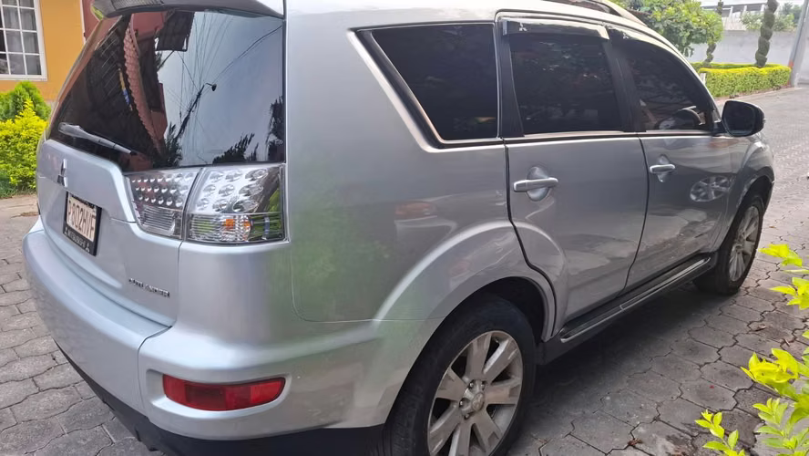 Automóvil en buen estado y funcionando al 100 - Imagen 4