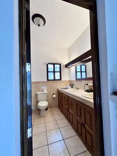 VENDO LINDA Y AMPLIA CASA A POCOS MTS DEL CASCO DE ANTIGUA - Imagen 11