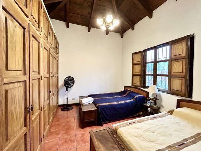 VENDO LINDA Y AMPLIA CASA A POCOS MTS DEL CASCO DE ANTIGUA - Imagen 5