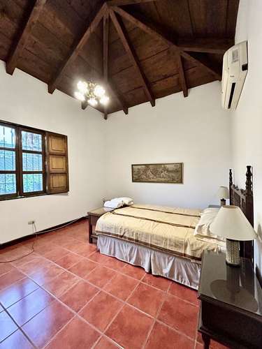 VENDO LINDA Y AMPLIA CASA A POCOS MTS DEL CASCO DE ANTIGUA - Imagen 8