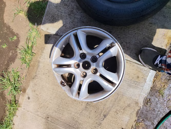 Vendo aros rin 16, 235-60, 5 agujeros, llanta 50 de vida, además incluye un aro dañado que si infla, solo es estético la