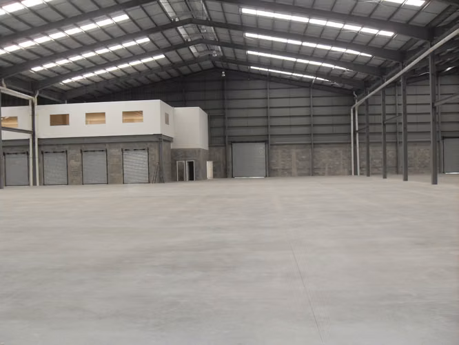 BODEGA EN ALQUILER 2,200 M2, 3 ANDENES DE CARGA, AMPLIA AREA DE MANIOBRAS