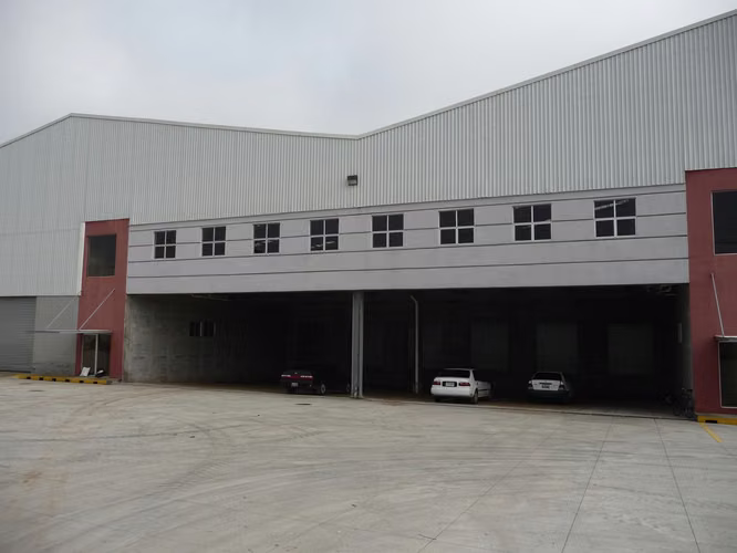 BODEGA EN ALQUILER 2,200 M2, 3 ANDENES DE CARGA, AMPLIA AREA DE MANIOBRAS