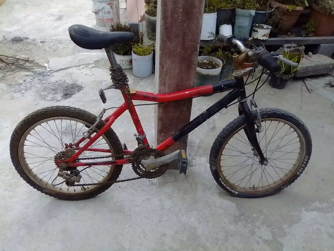 Bicicleta Montañesa Mediana Color Rojo y Negro
