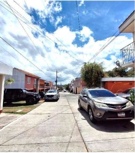 Casa en Venta en San Cristóbal, Mixco | Jardín, Piscina y Doble Garita - Imagen 4