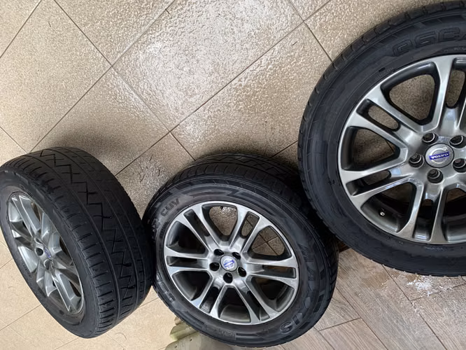 Vendo Aros para Volvo rin 18 con llantas.