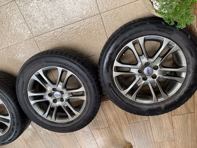 Vendo Aros para Volvo rin 18 con llantas.
