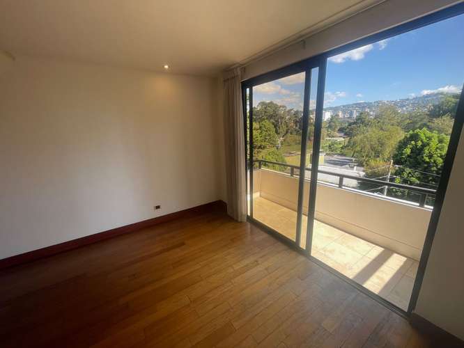 Rento apartamento en Oakland EDIFICIO EXCLUSIVO CERCA DE OAKLAND MALL - Imagen 2