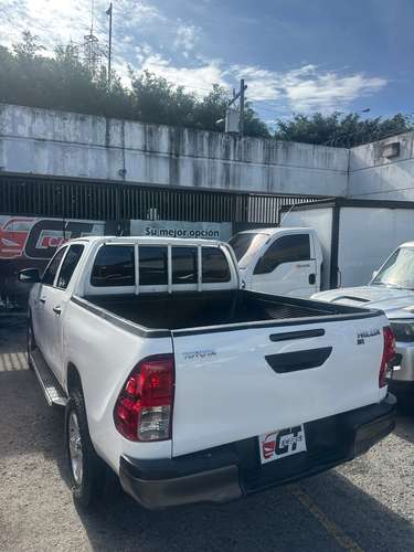 Toyota Hilux 2023 Mecánico 4x4 de Agencia Turbo Diesel Nítido Nada que Invertir un Dueño Listo para Trabajar - Imagen 4