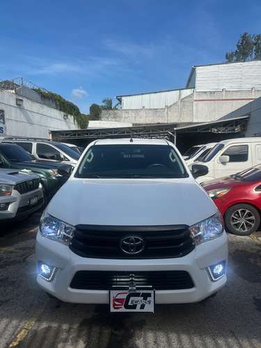Toyota Hilux 2023 Mecánico 4x4 de Agencia Turbo Diesel Nítido Nada que Invertir un Dueño Listo para Trabajar - Imagen 5