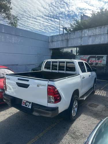 Toyota Hilux 2023 Mecánico 4x4 de Agencia Turbo Diesel Nítido Nada que Invertir un Dueño Listo para Trabajar - Imagen 2