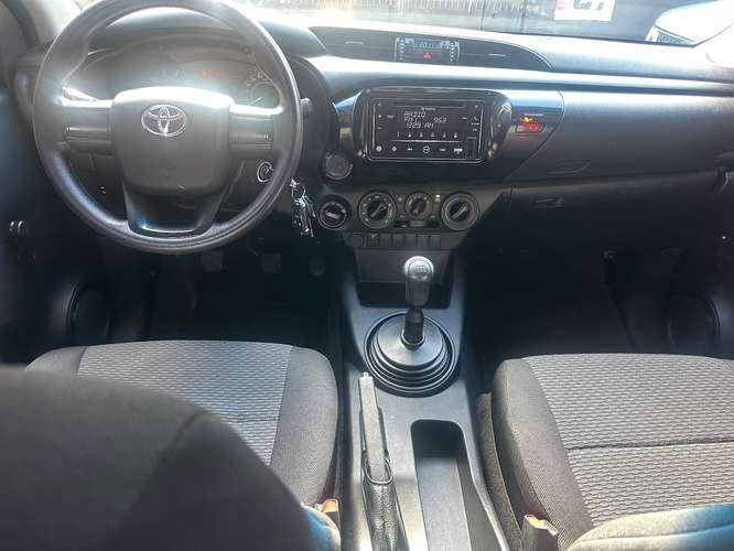 Toyota Hilux 2023 Mecánico 4x4 de Agencia Turbo Diesel Nítido Nada que Invertir un Dueño Listo para Trabajar - Imagen 6