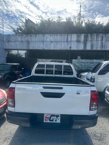 Toyota Hilux 2023 Mecánico 4x4 de Agencia Turbo Diesel Nítido Nada que Invertir un Dueño Listo para Trabajar - Imagen 3