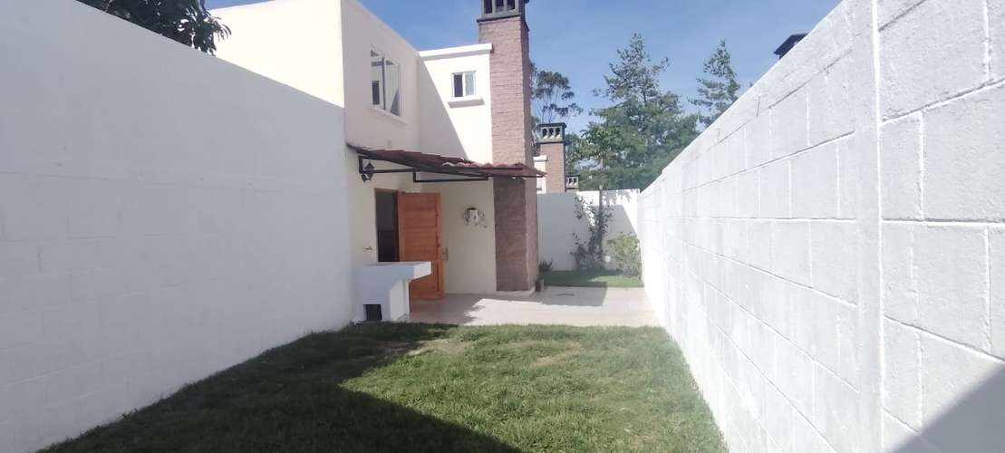 ALQUILO CASA 2 NIVELES CAÑADAS DE ARRAZOLA ENTRADA A OLMECA CAES