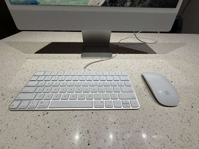 Apple iMac 24” Retina 4.5K — M1 — 16GB RAM — 256GB SSD - Imagen 4