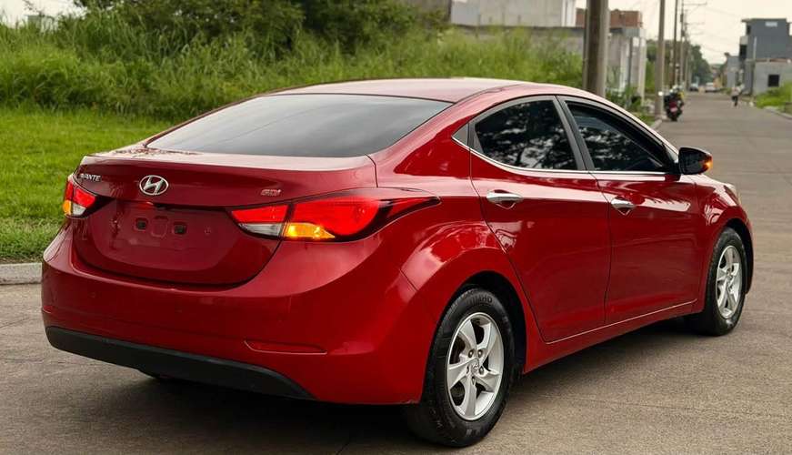 Hyundai ELANTRA modelo 2016