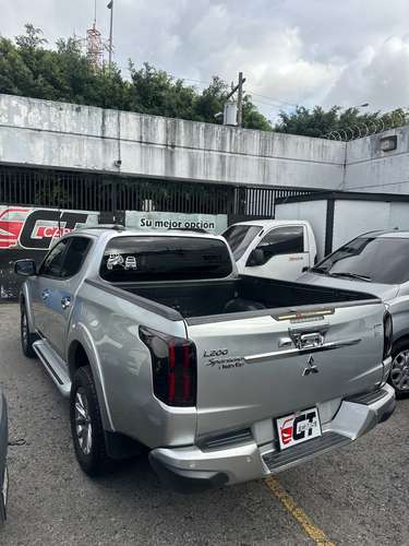 Mitsubishi GLS L200 2019 Automático y Tiptronic 4x4 de Agencia Turbo Diesel Nítido Nada que Invertir un Dueño