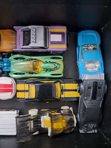 Vendo carros hotwheels usados en buenas condiciones sin caja 
