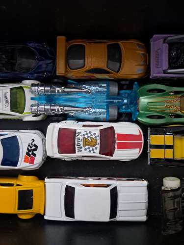Vendo carros hotwheels usados en buenas condiciones sin caja 