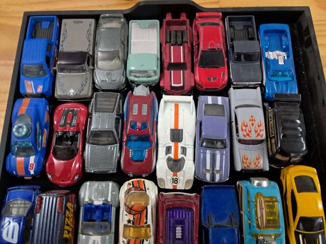 Vendo carros hotwheels usados en buenas condiciones sin caja 