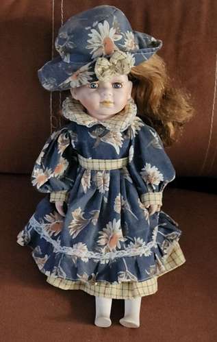 MUÑECA DE POCELANA