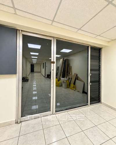 CASA EN VENTA EN ZONA 6  PARA USO COMERCIAL FRENTE A LA PARADA DEL TRANSMETRO  - Imagen 7